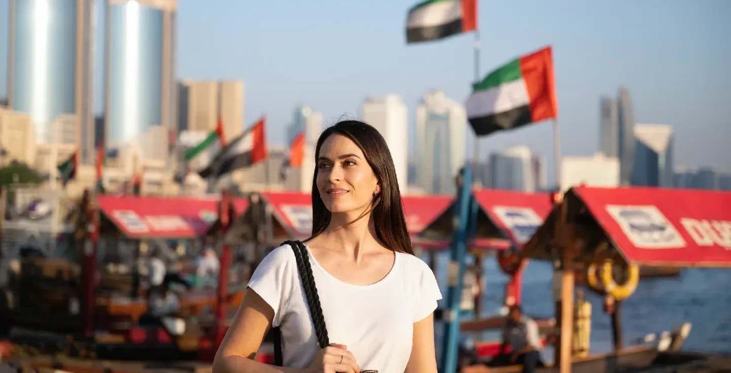 turista en Dubai Creek.