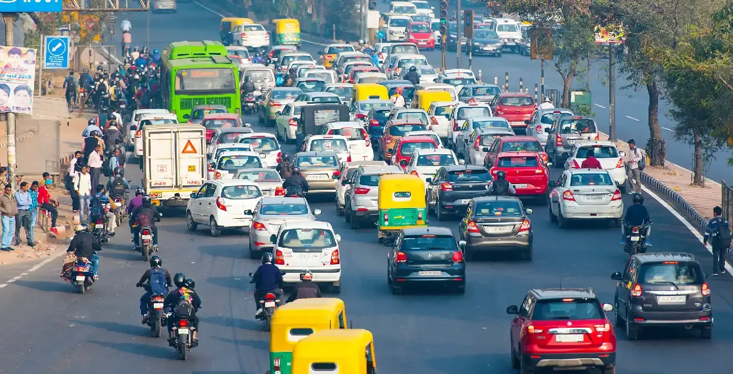 Tráfico vehicular en Nueva Delhi.