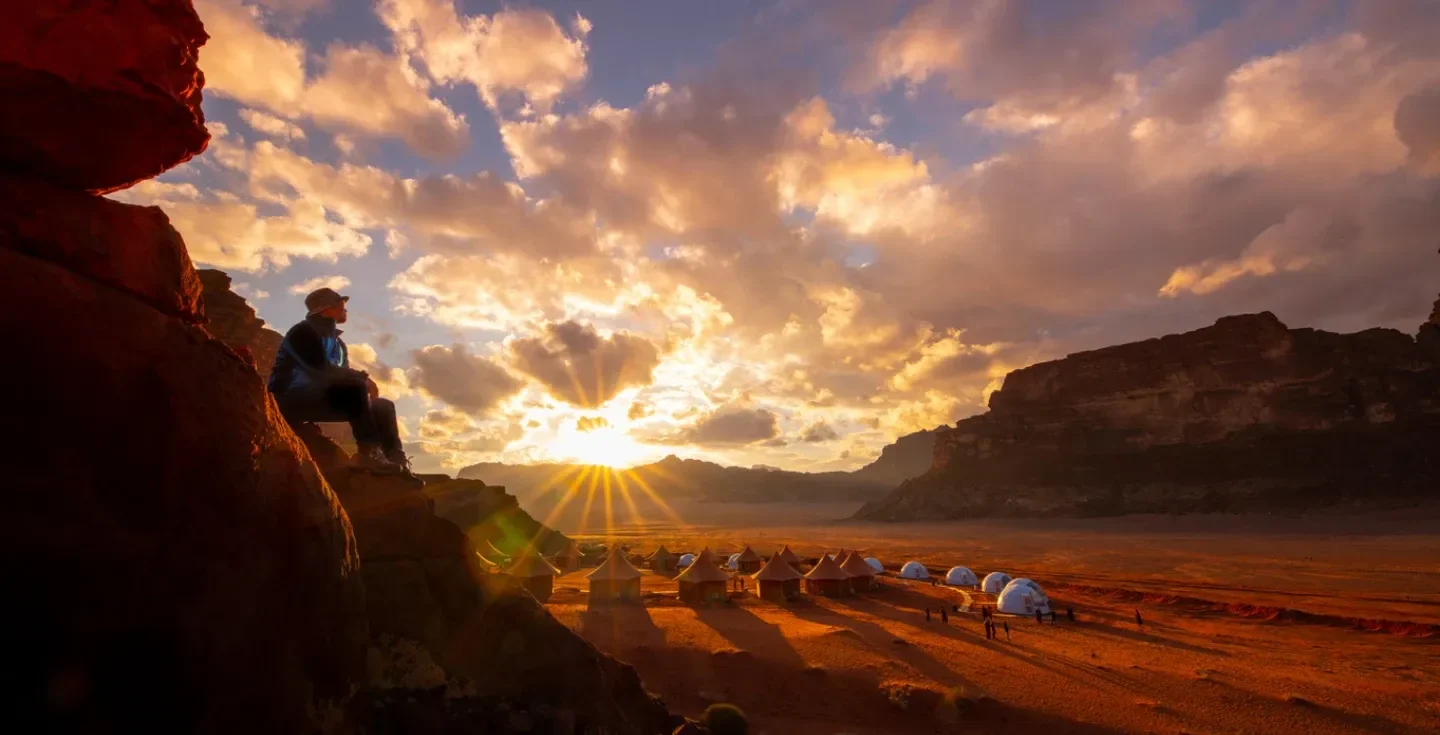 Tramonto sul campo tendato nel deserto di Wadi Rum