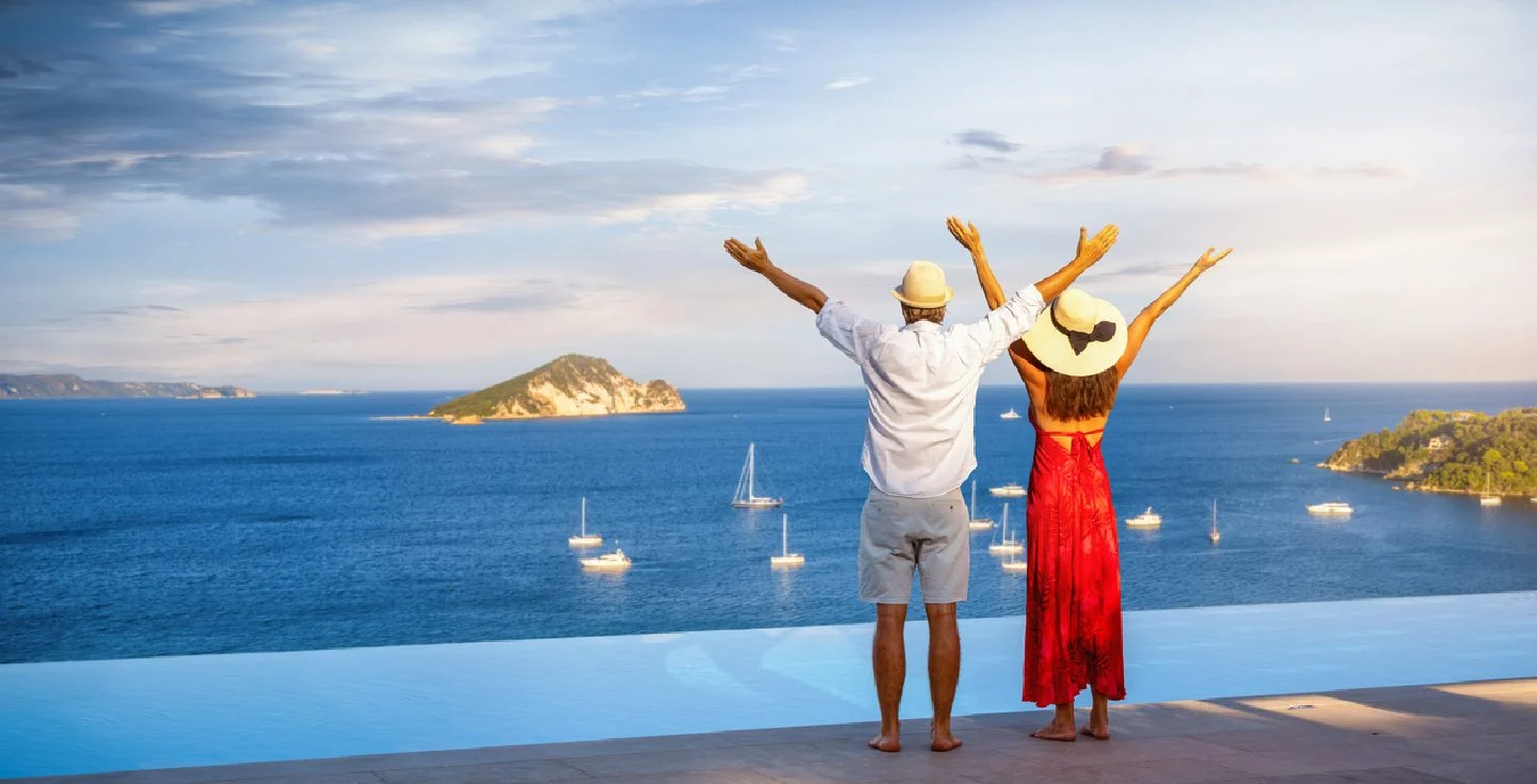 pareja de vacaciones en una de las islas griegas