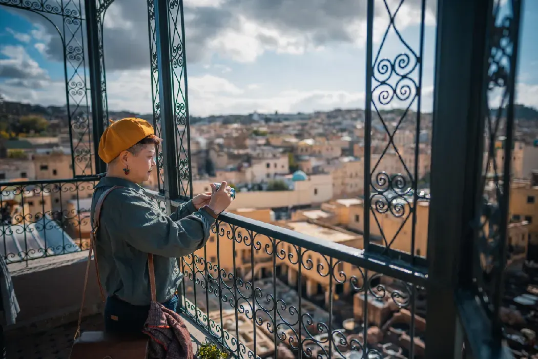 Turista disfrutando de las vistas de Fez desde una terraza