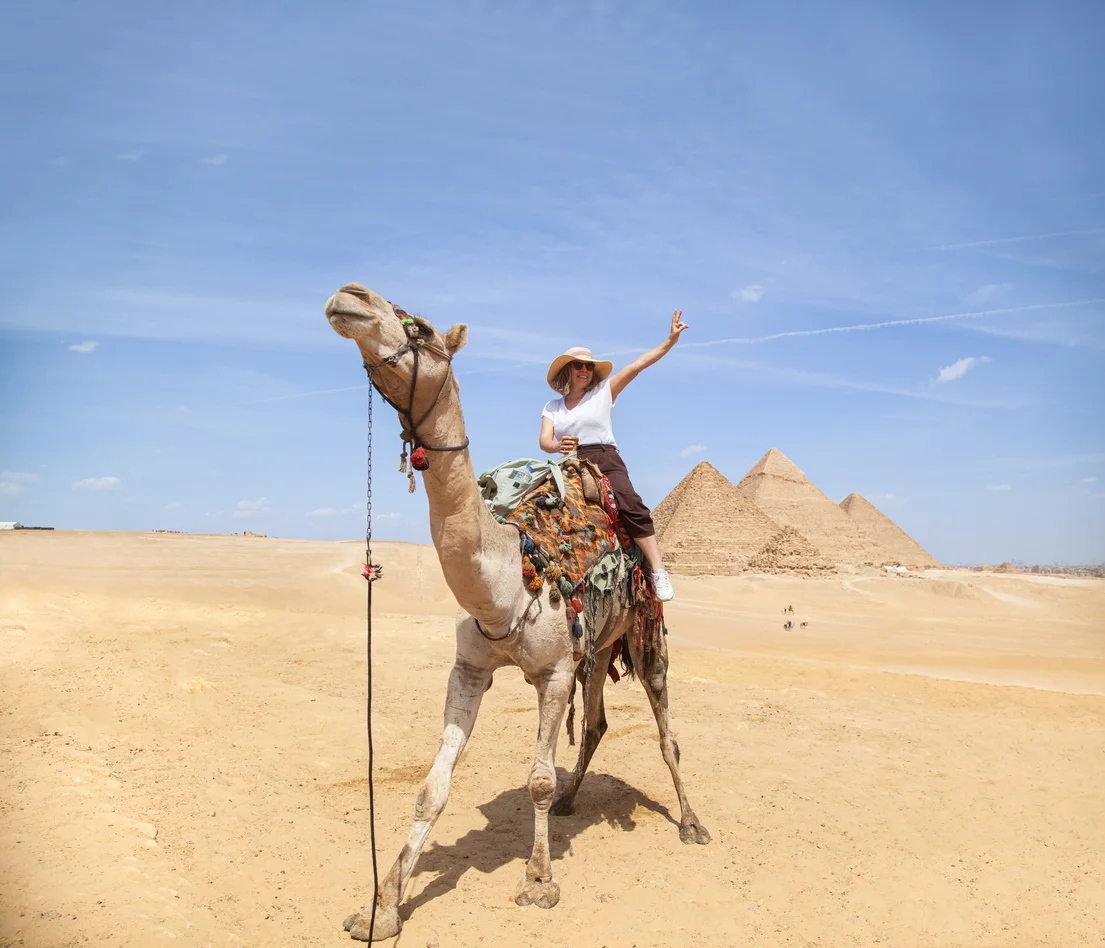 Pyramides de Gizeh et Sphinx au coucher du soleil en Égypte