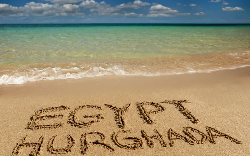 Plage de sable et eaux turquoise à Hurghada