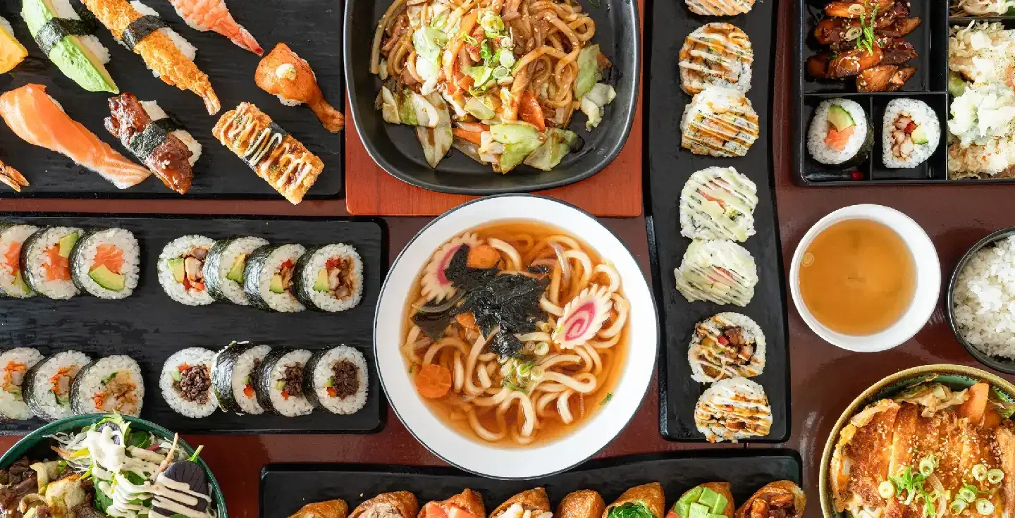 Vista superior de comida coreana servida en una mesa.