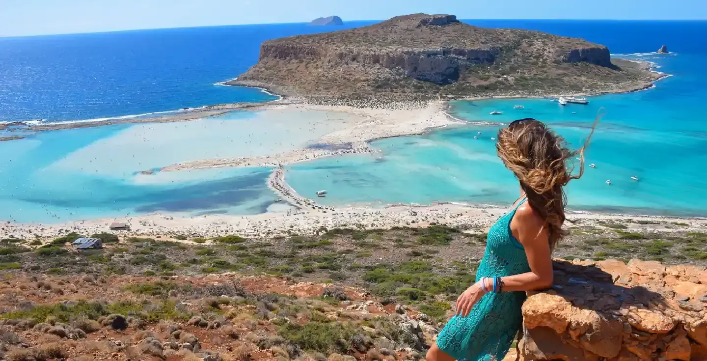 chica-en-balos-gramvousa-creta-grecia