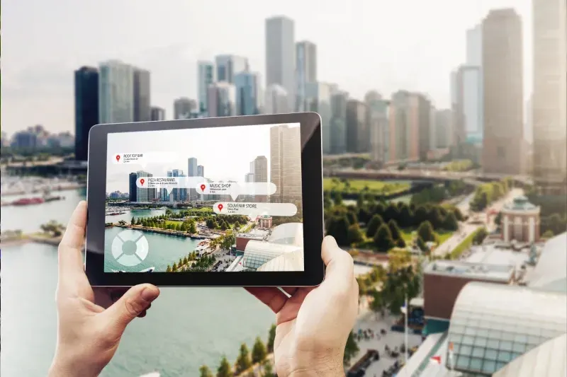 Tourist verwendet eine Reiseführer-App auf dem Smartphone zur Orientierung in der Stadt.