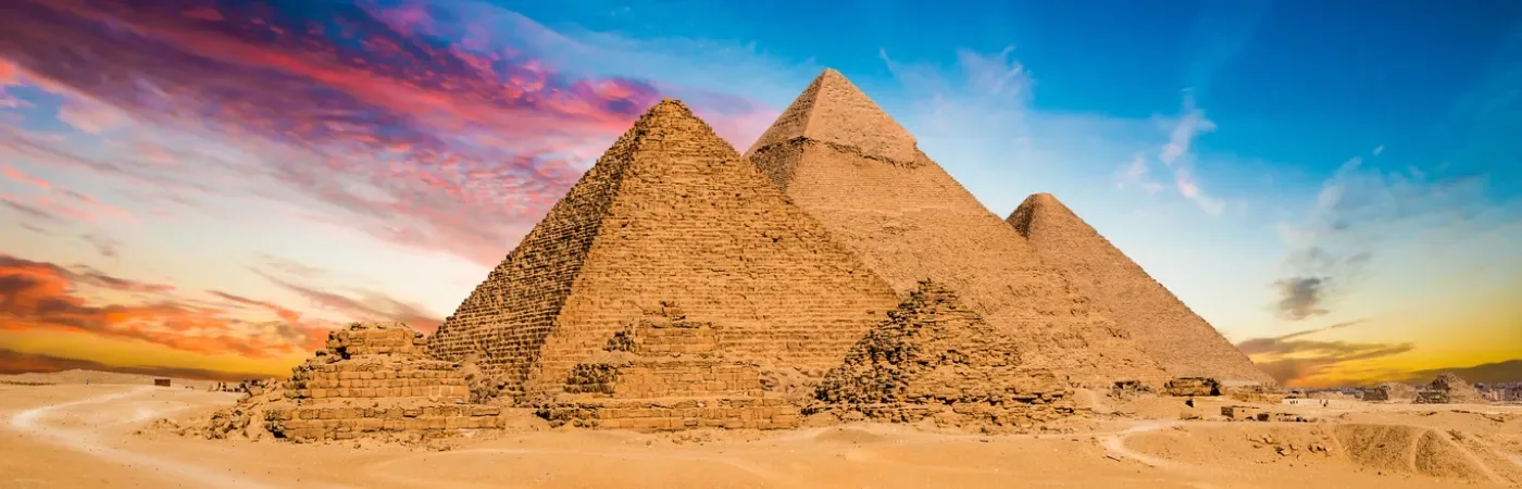 Tramonto magico sulle Grandi Piramidi di Giza