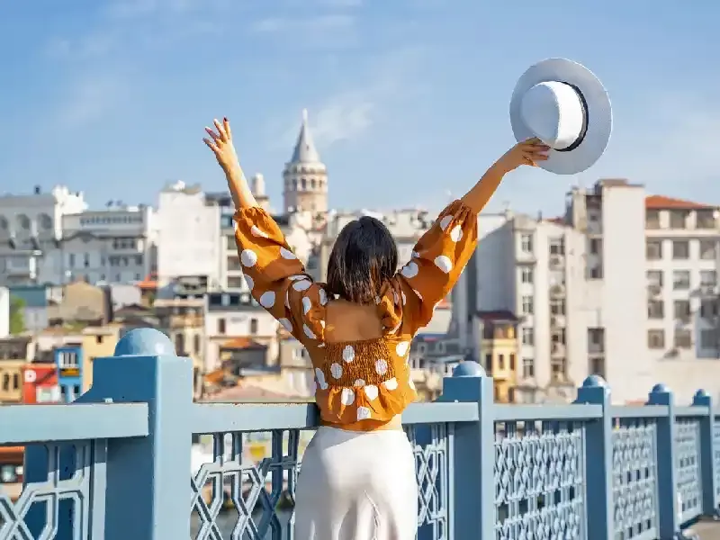 una turista davanti torre galata istanbul , consigli viaggio turchia