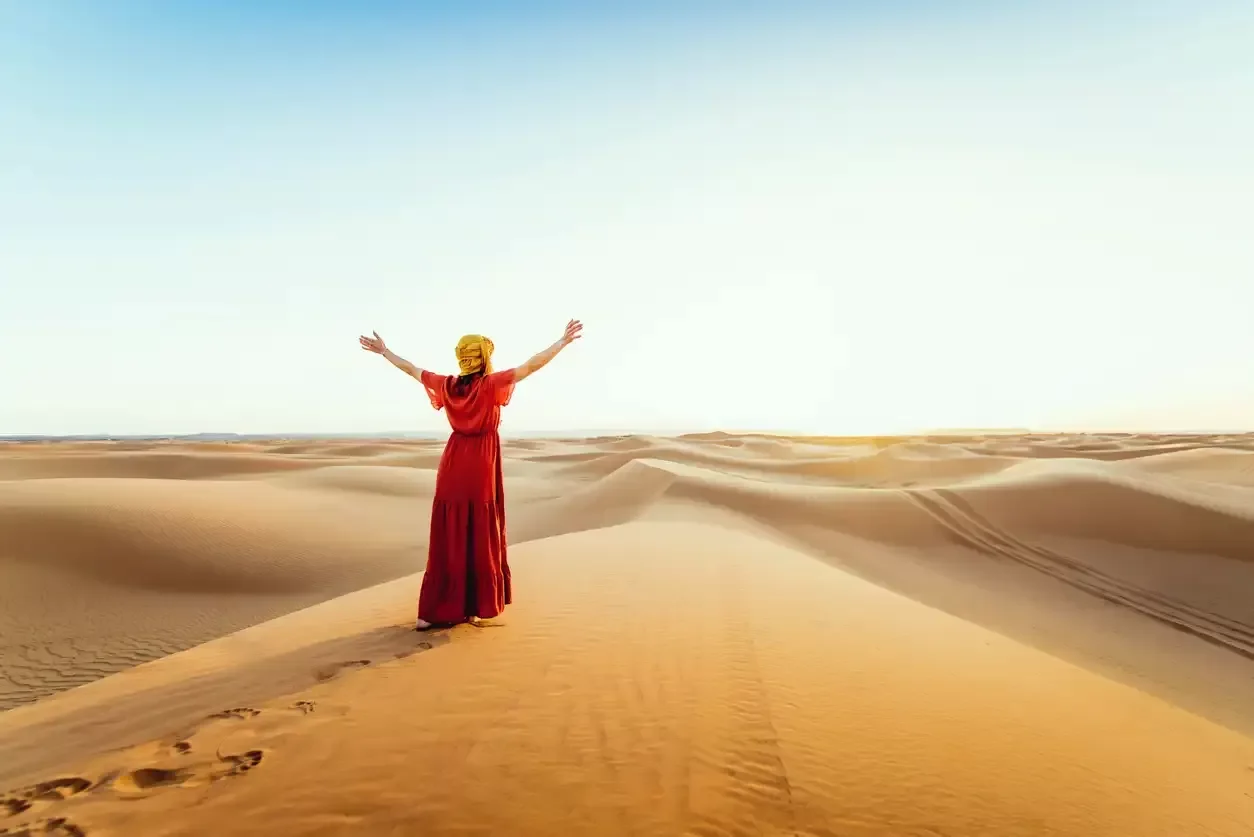 una turista delle dune del deserto di Abu Dhabi , Abu Dhabi deserto