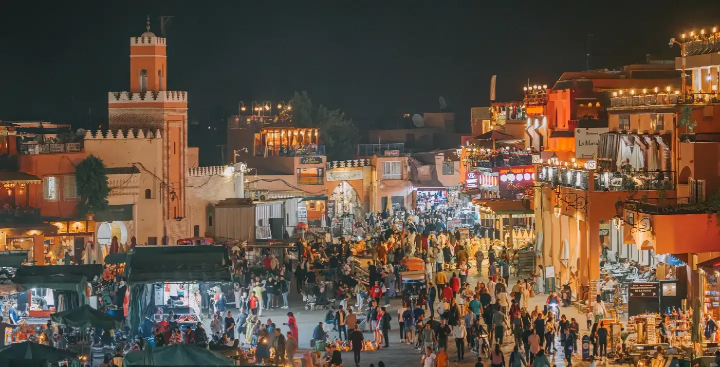 Vista panorámica de la plaza Djemma El Fna en Marrakech, Marruecos, de noche