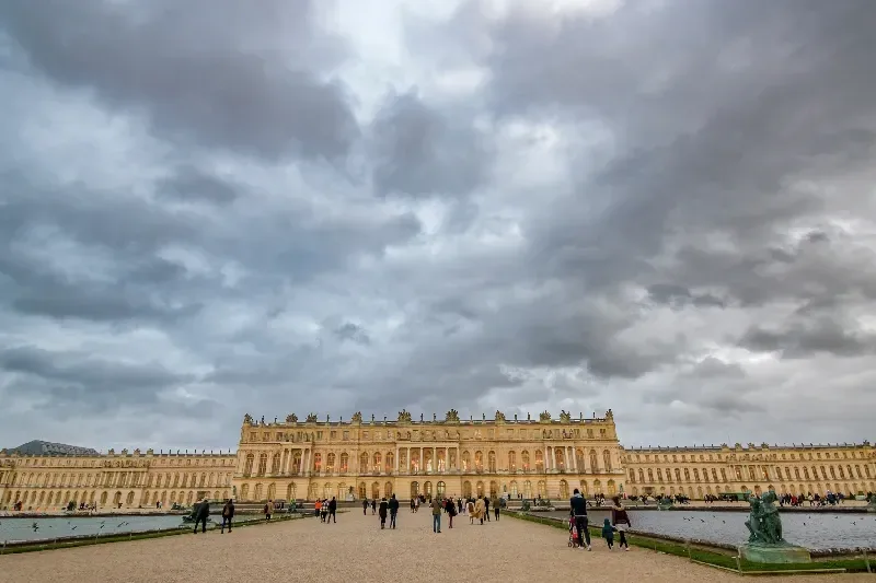 Schloss von Versailles in Frankreich mit barocker Architektur und weitläufigen Gartenanlagen nahe Paris