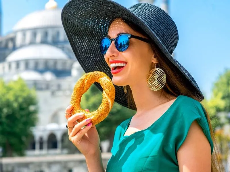 una donna mangia bagal ad istanbul , piatti tipici della turchia