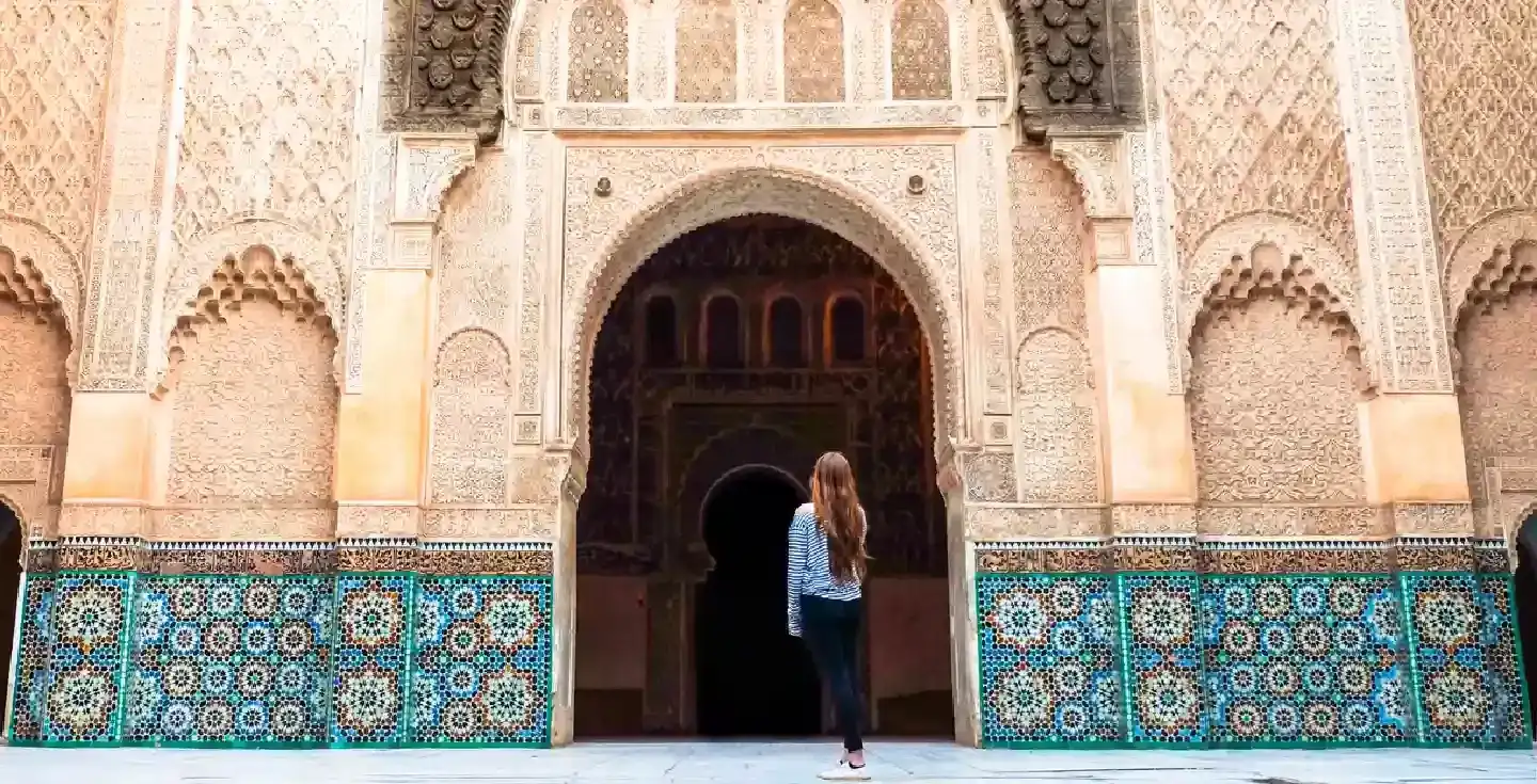 Arquitectura marroquí destacada en Marrakech.