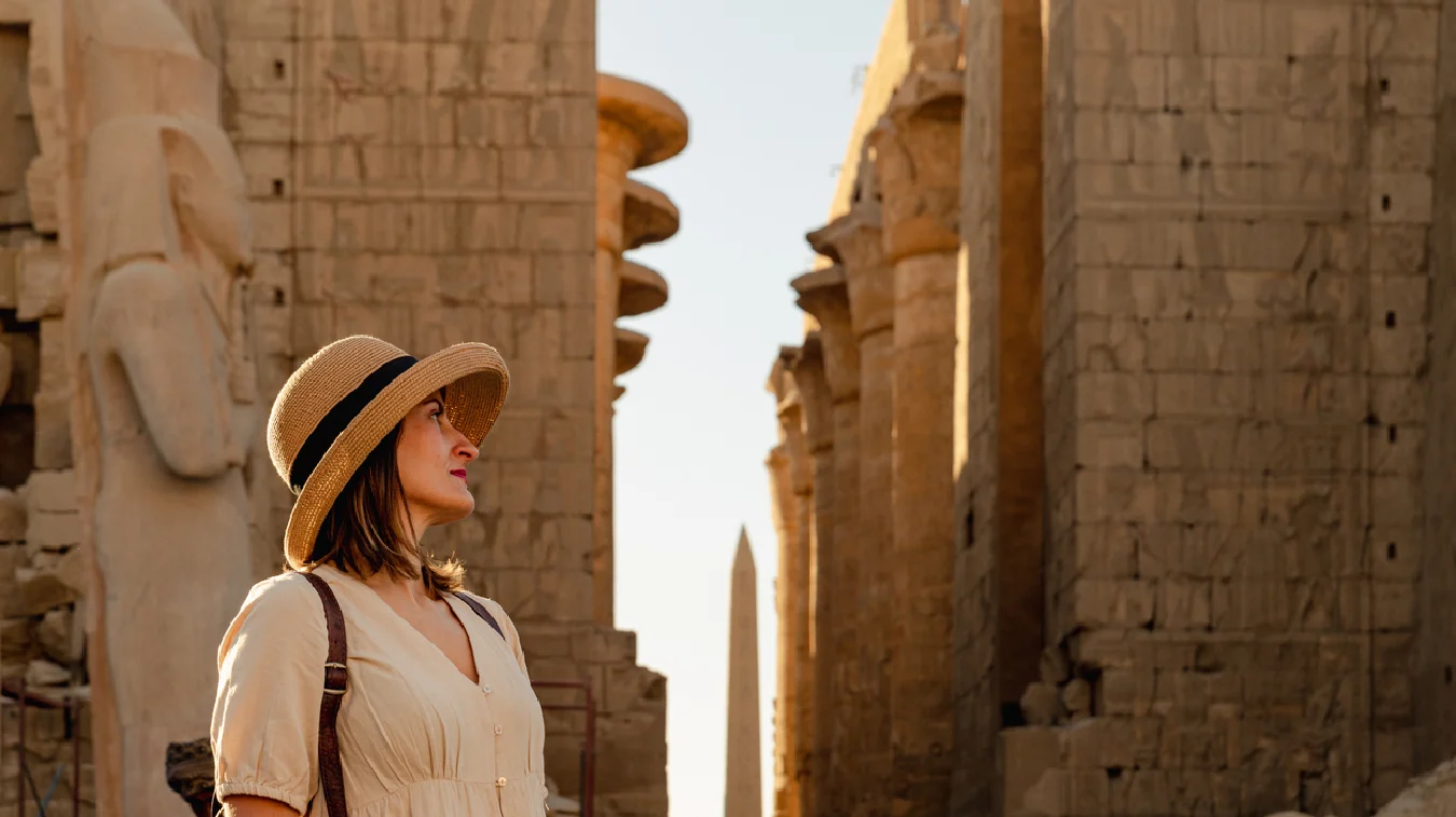 Mujer en el templo de Karnak, en Egipto (El Cairo), cerca del río Nilo.