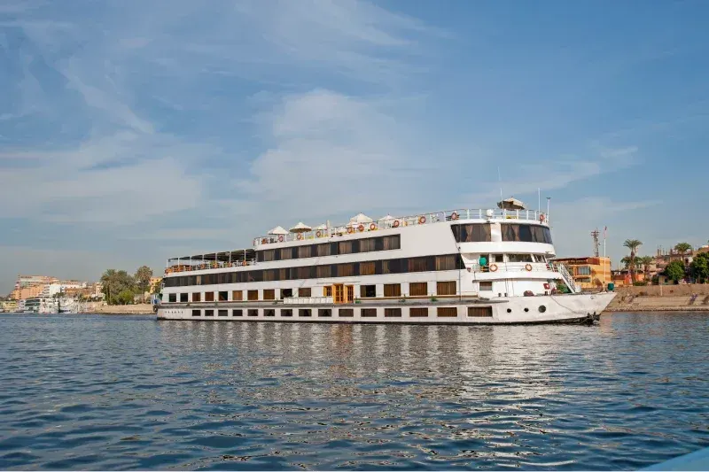 Großes ägyptisches Nilkreuzfahrtschiff, das ruhig auf dem Nil fährt