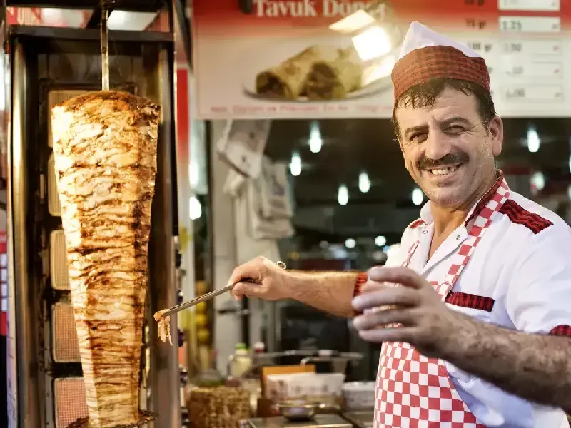 un uomo vende il kebab turco , cosa mangiarre in turchia 