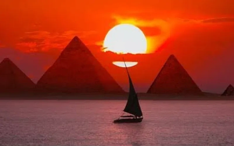 Les pyramides de Gizeh au lever du soleil, incontournable d’un voyage en Égypte