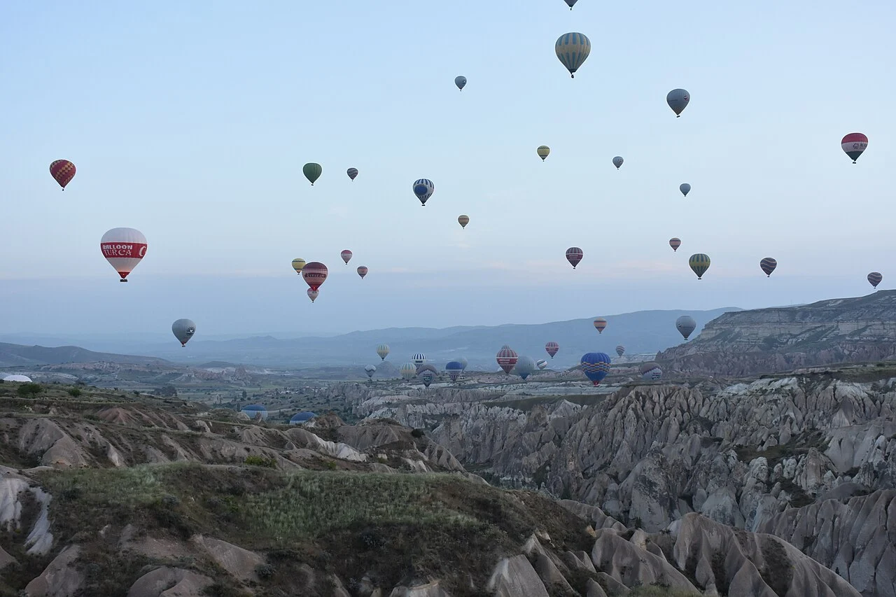 Balões de ar quente sobrevoando a Capadócia ao amanhecer, Turquia
