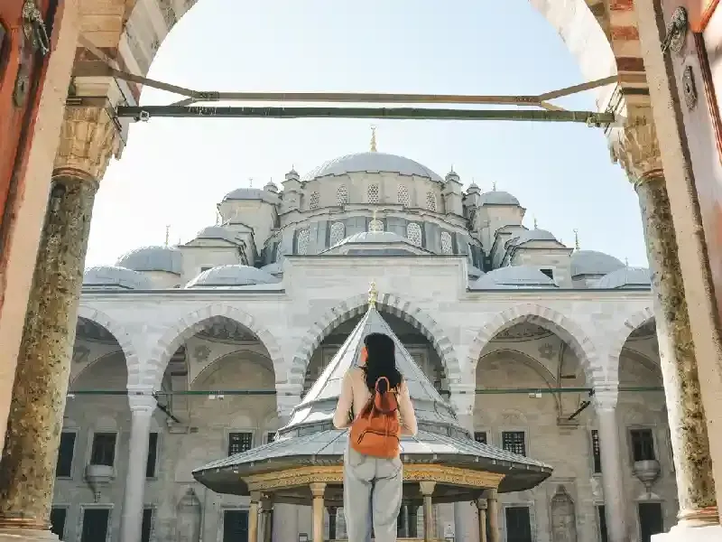 una donna ad istanbul turchia , attrazioni istanbul