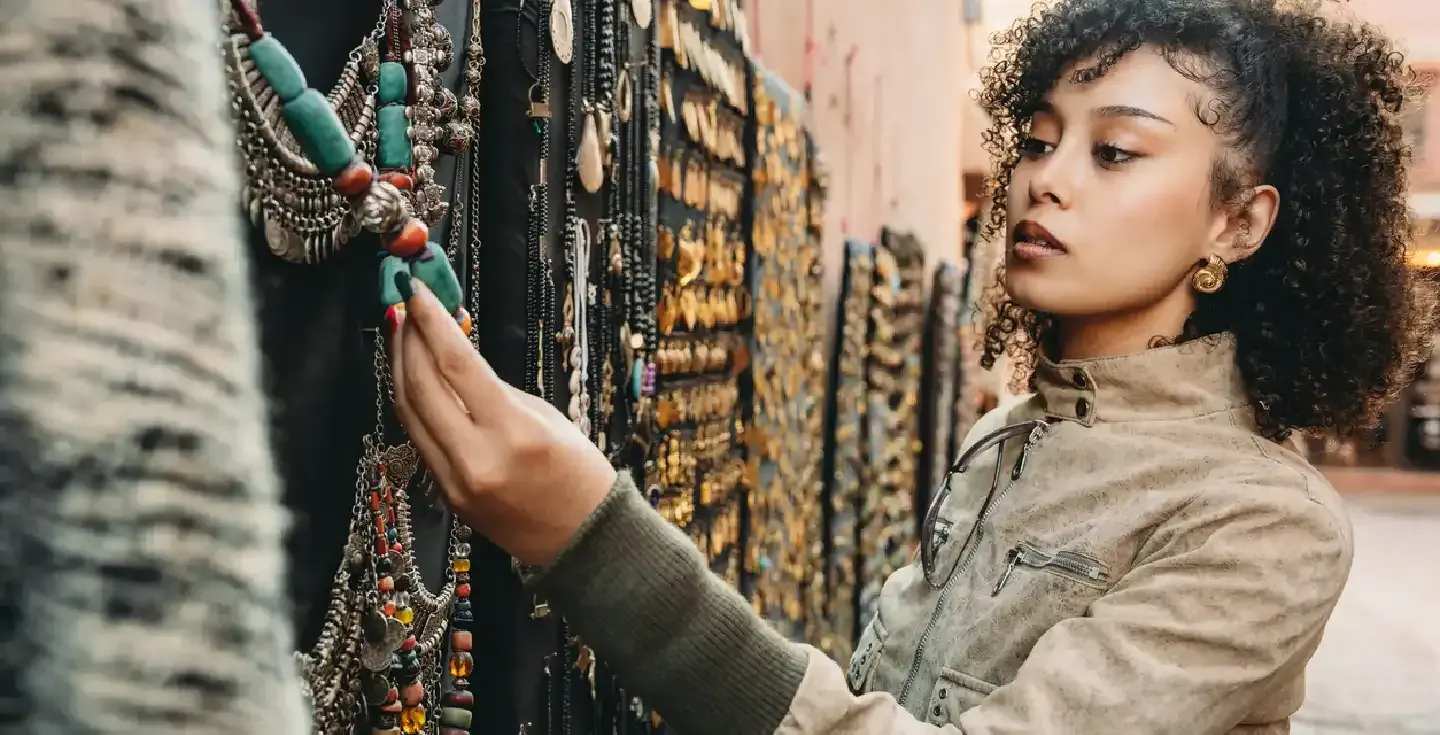 mujer-explorando-joyeria-marroqui-en-el-zoco-de-marrakech
