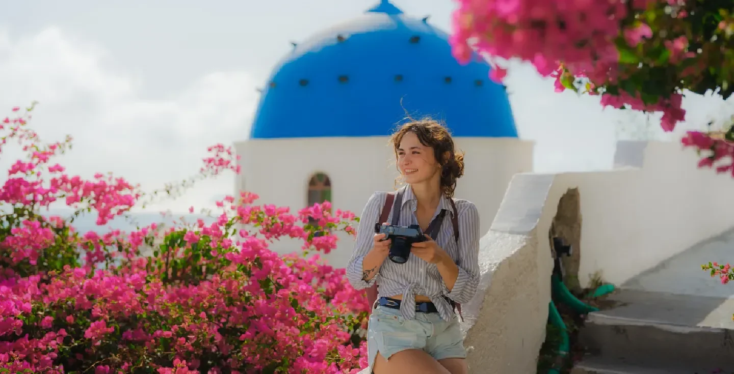 mujer-con-camara-explorando-la-isla-de-santorini-durante-su-viaje-por-grecia