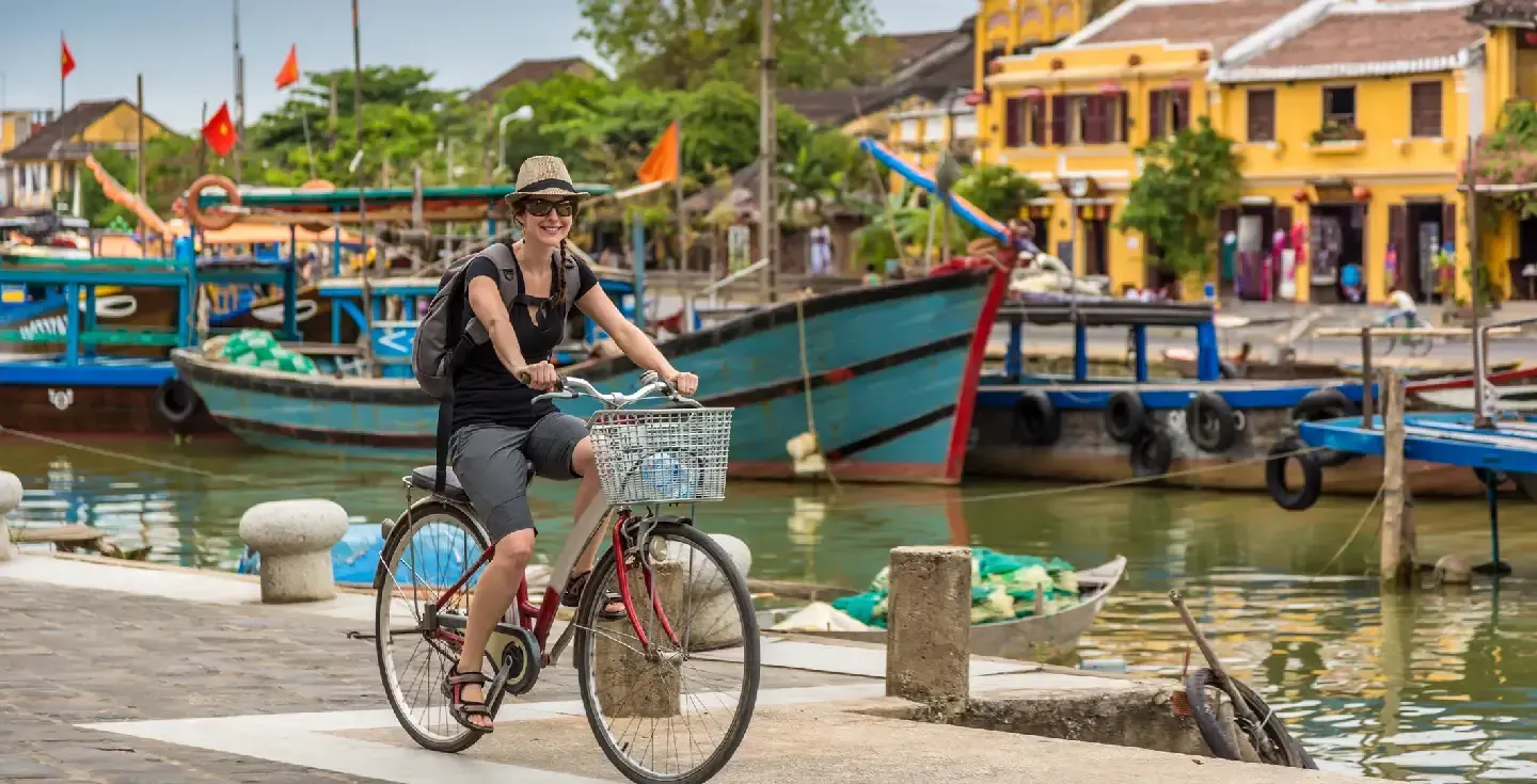 Una turista pasea en bicicleta por la ciudad de Hoi An, Vietnam. 