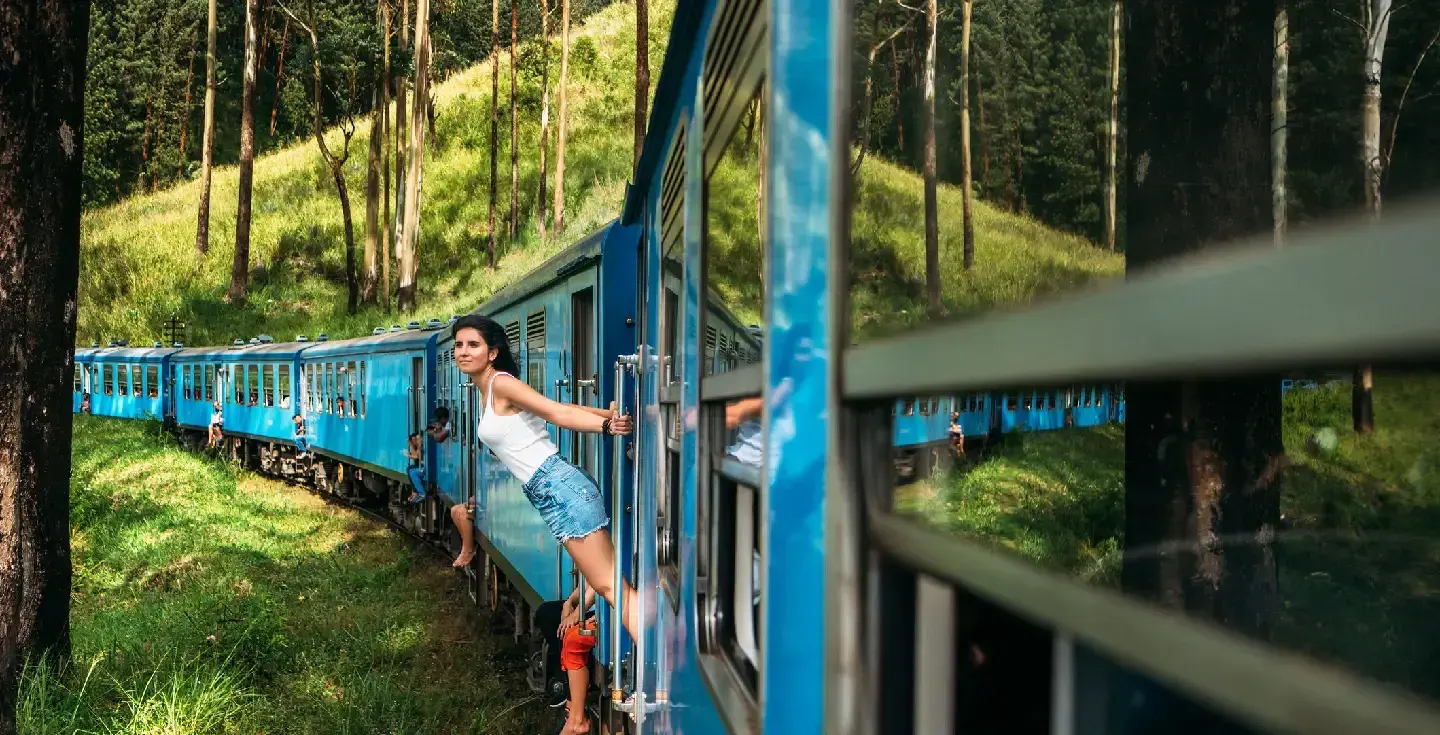 Una chica viaja en tren a lugares hermosos. 