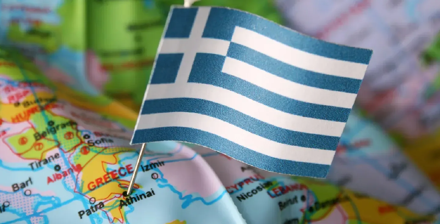 bandera-de-grecia-sobre-un-mapa-con-atenas-marcada