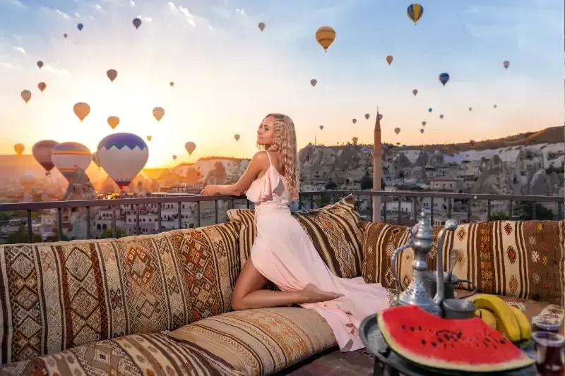 una turista a cappadocia , periodo migliore per andare in turchia