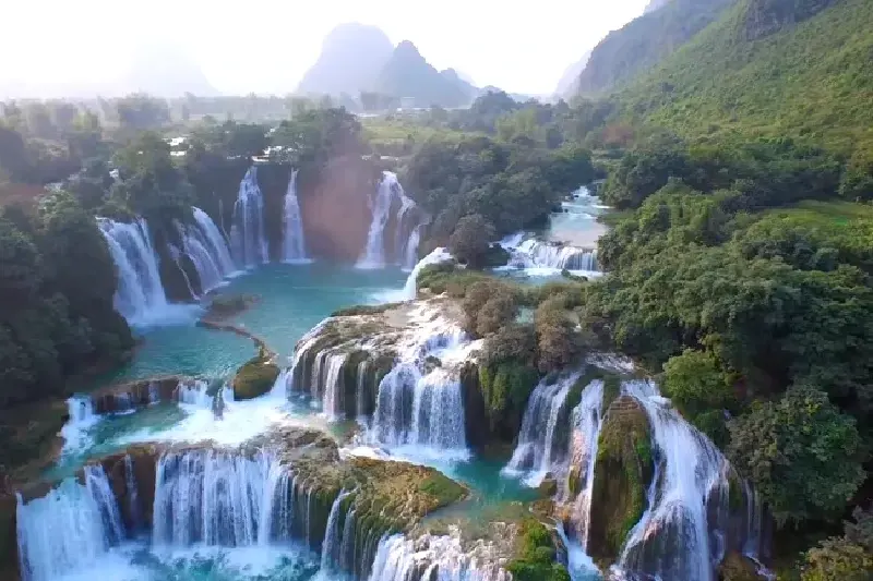 Luftaufnahme des Bản Giốc Wasserfalls in der Provinz Cao Bằng, Vietnam