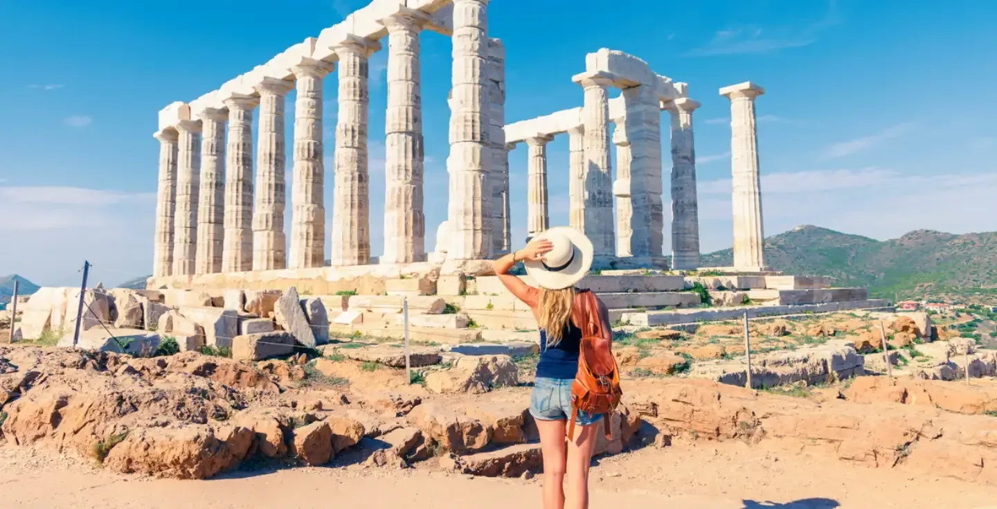 Templo de Poseidón en el Cabo Sounion, en el extremo del Ática, destino turístico y lugar de interés para el turismo en Grecia.
