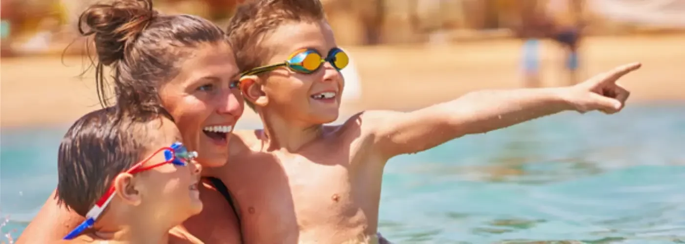 Una famiglia si gode una vacanza rilassante sulla spiaggia di un resort a Hurghada, in Egitto