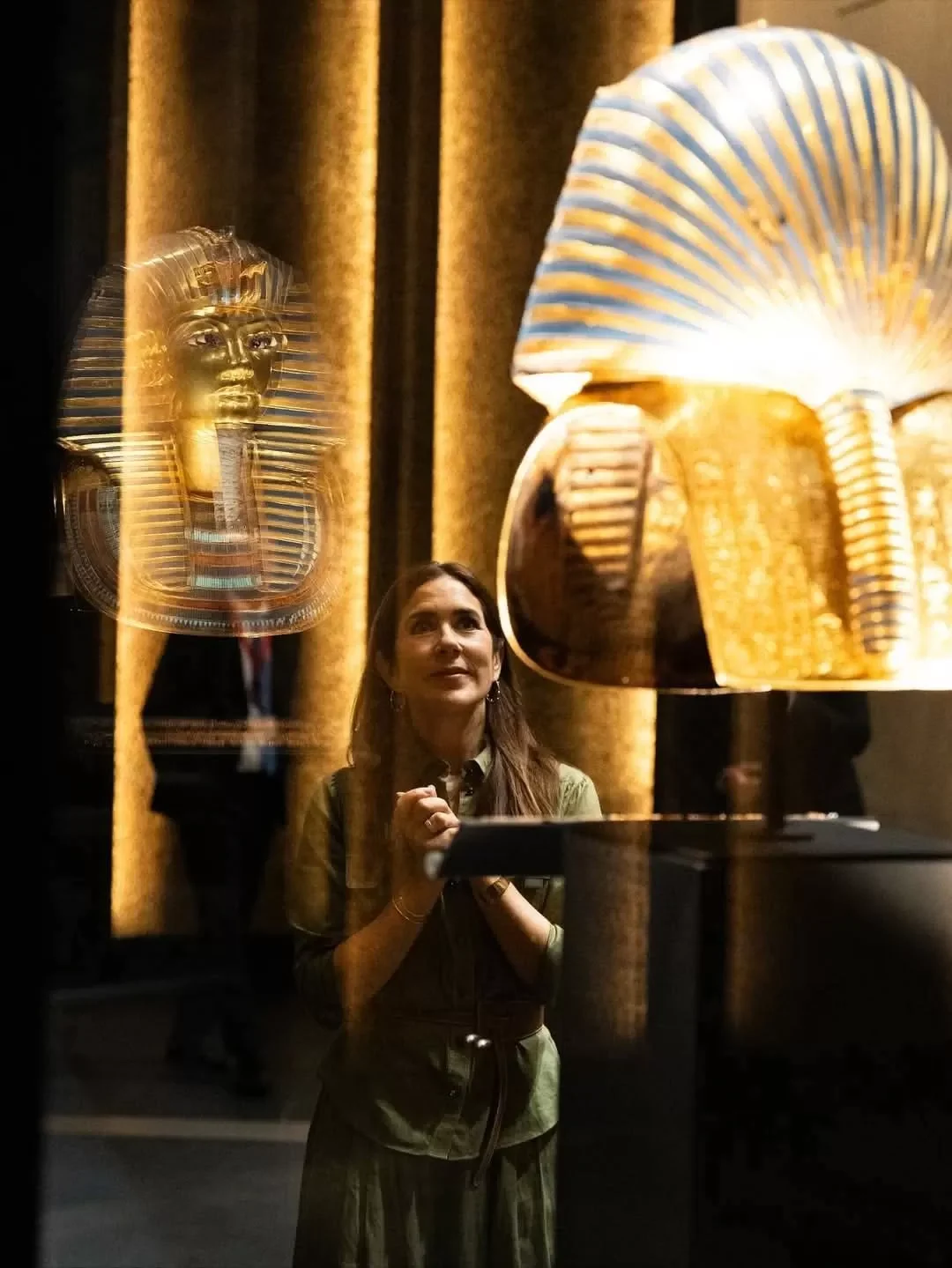 La reina de Dinamarca, maravillada ante la máscara de Tutankamón