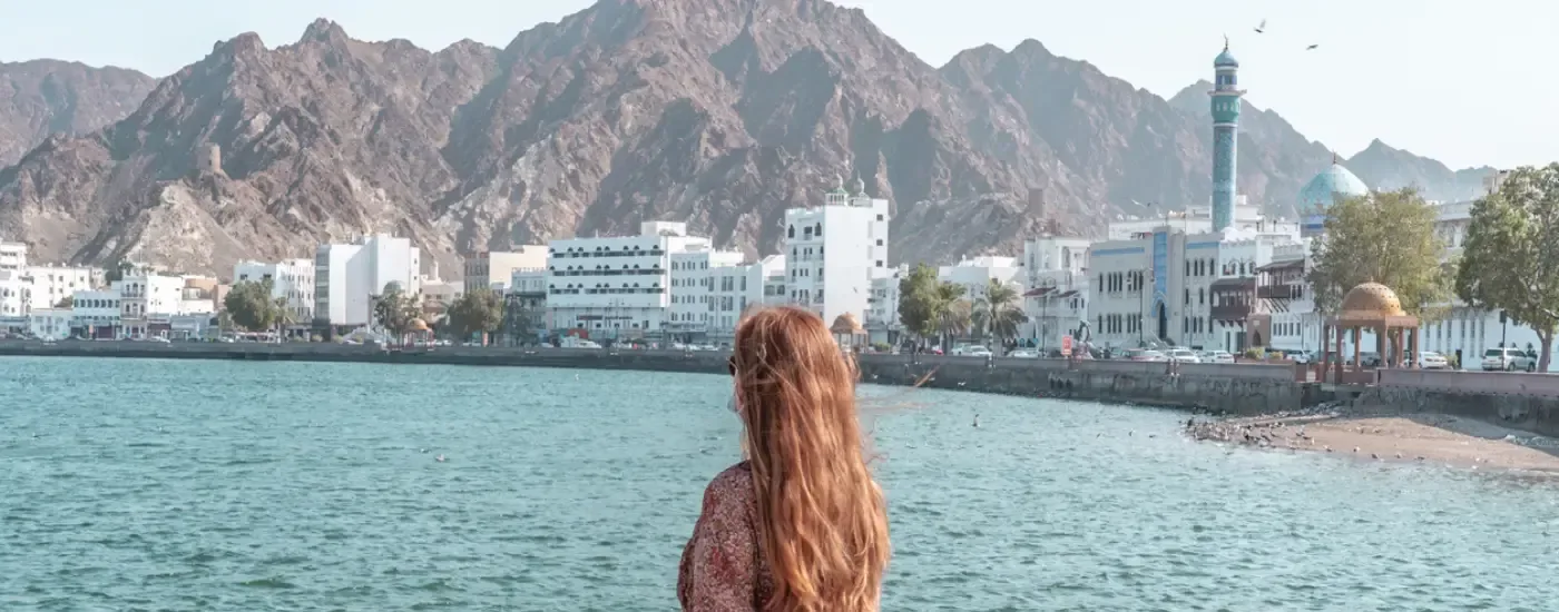 Alcune viste di Muscat, capitale dell'Oman, tra montagne, moschee, souq, mercati, ristoranti e il suggestivo litorale sul Golfo dell'Oman.