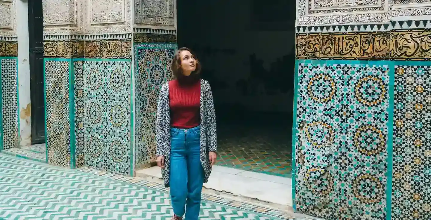 Mujer de pie dentro de un riad en Marruecos