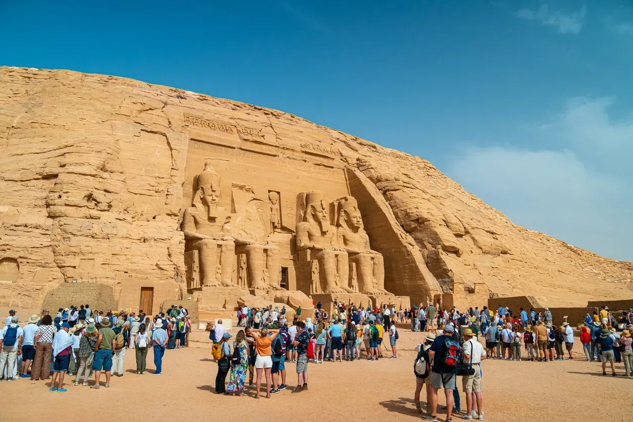 Visitar Abu Simbel en un tour privado en Egipto vs tour en grupo