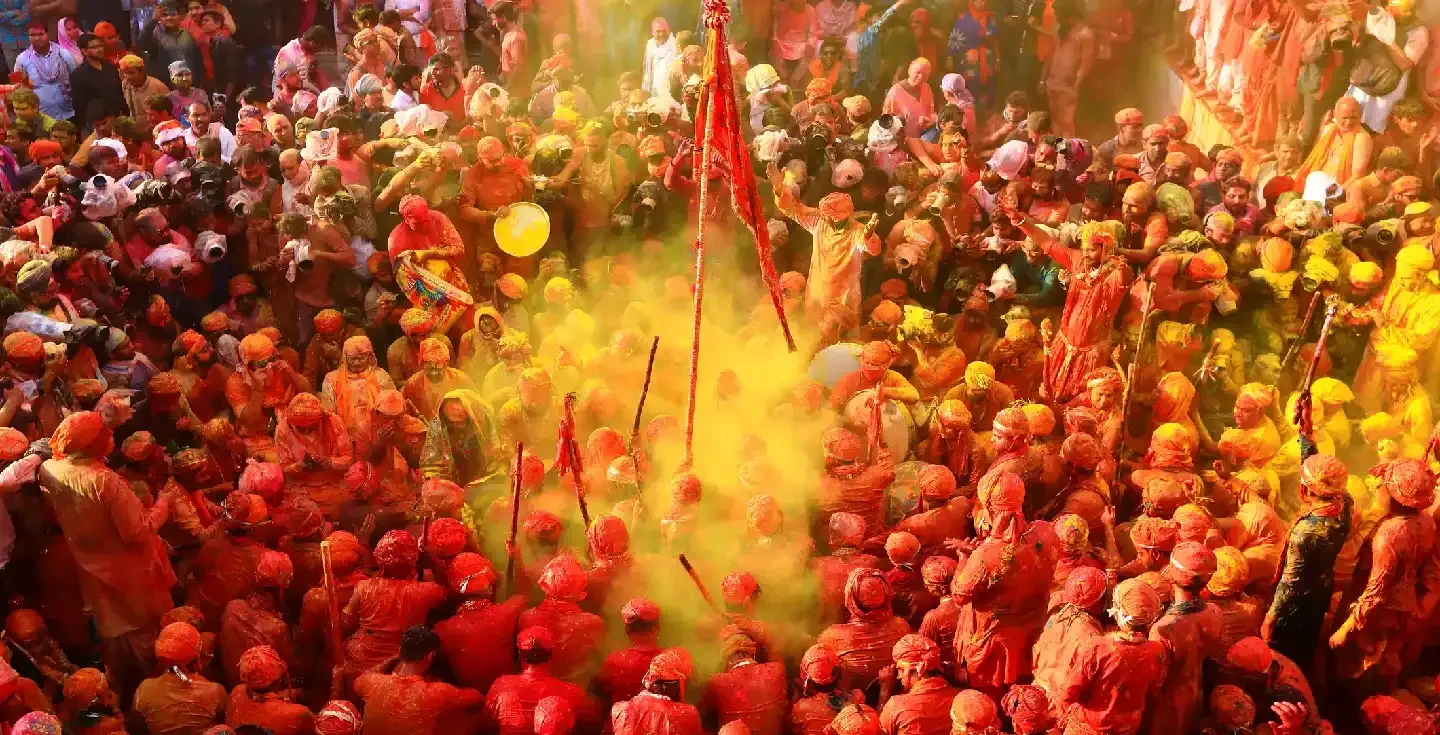 Los Gopas de Barsana celebran el Holi con las Gopis de Nandgaon durante el Festival Lathmar Holi en Nandgaon.