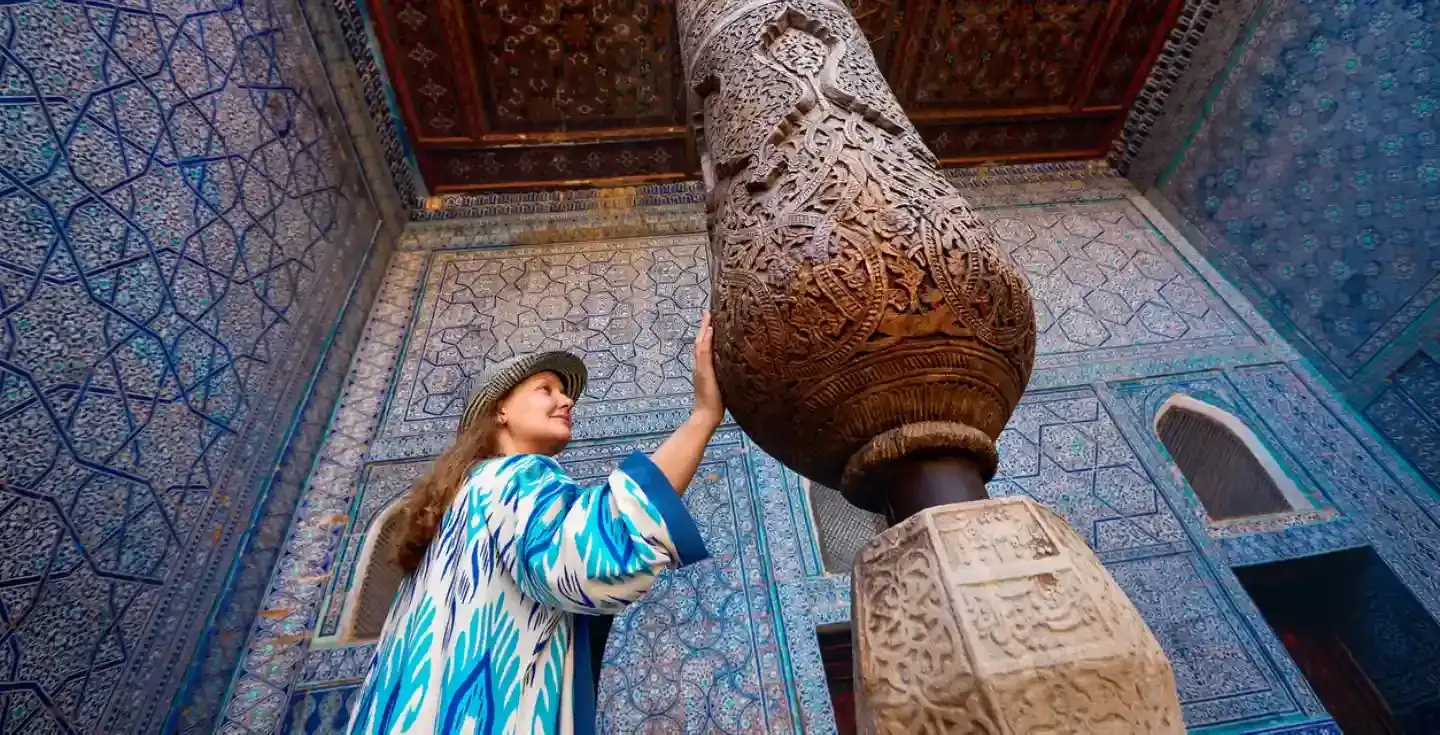 mujer-turista-en-la-ciudad-antigua-de-jiva-uzbekistan