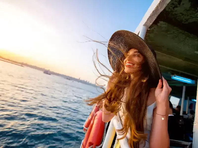 una donna a bordo una crociera sul bosforo , crociera sul bosforo