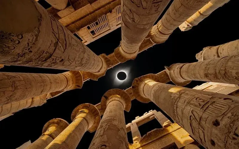 Éclipse solaire totale au-dessus des temples de Louxor en Égypte
