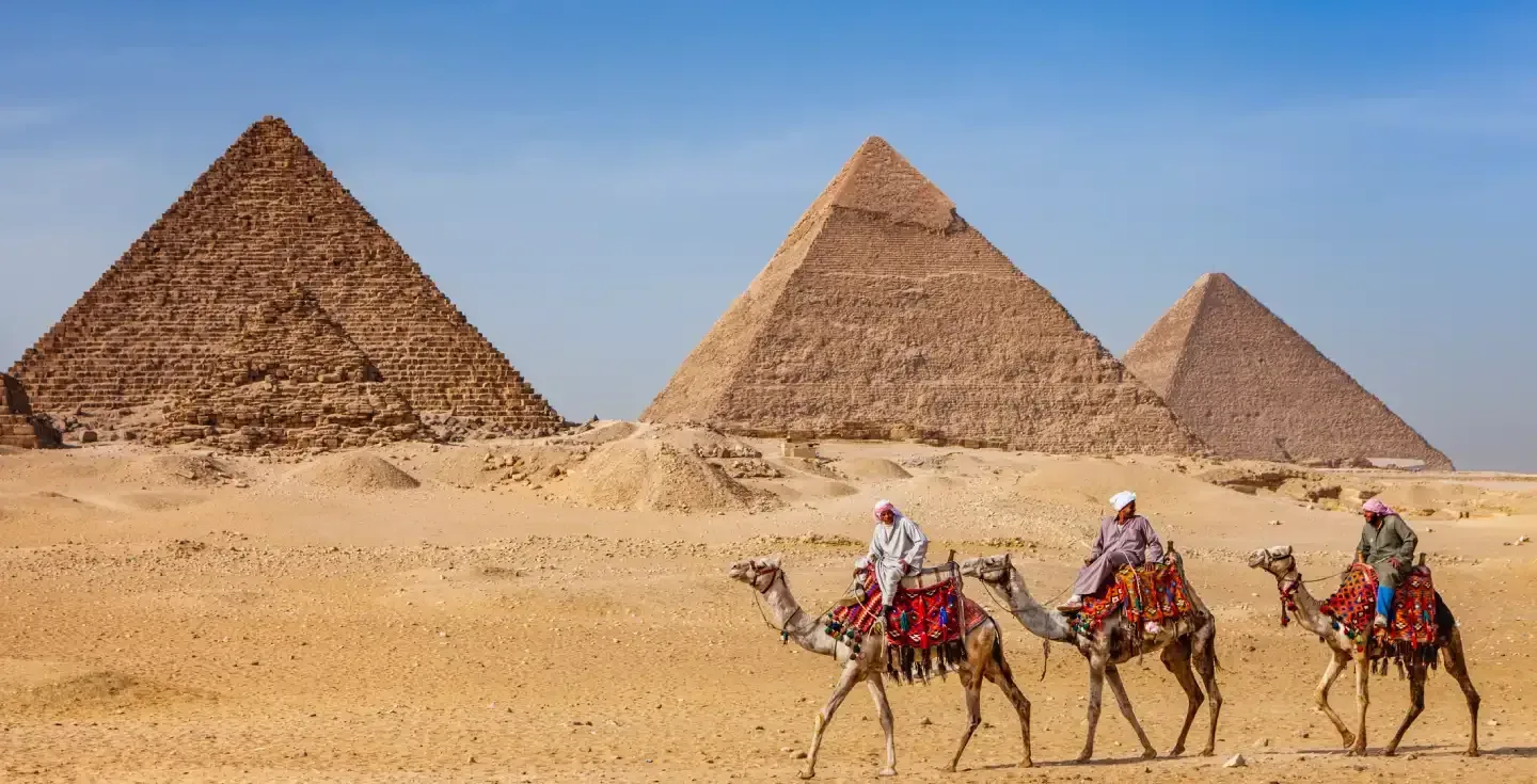 Piramidi di Giza con carovana di cammelli, consigli di viaggio per l'Egitto