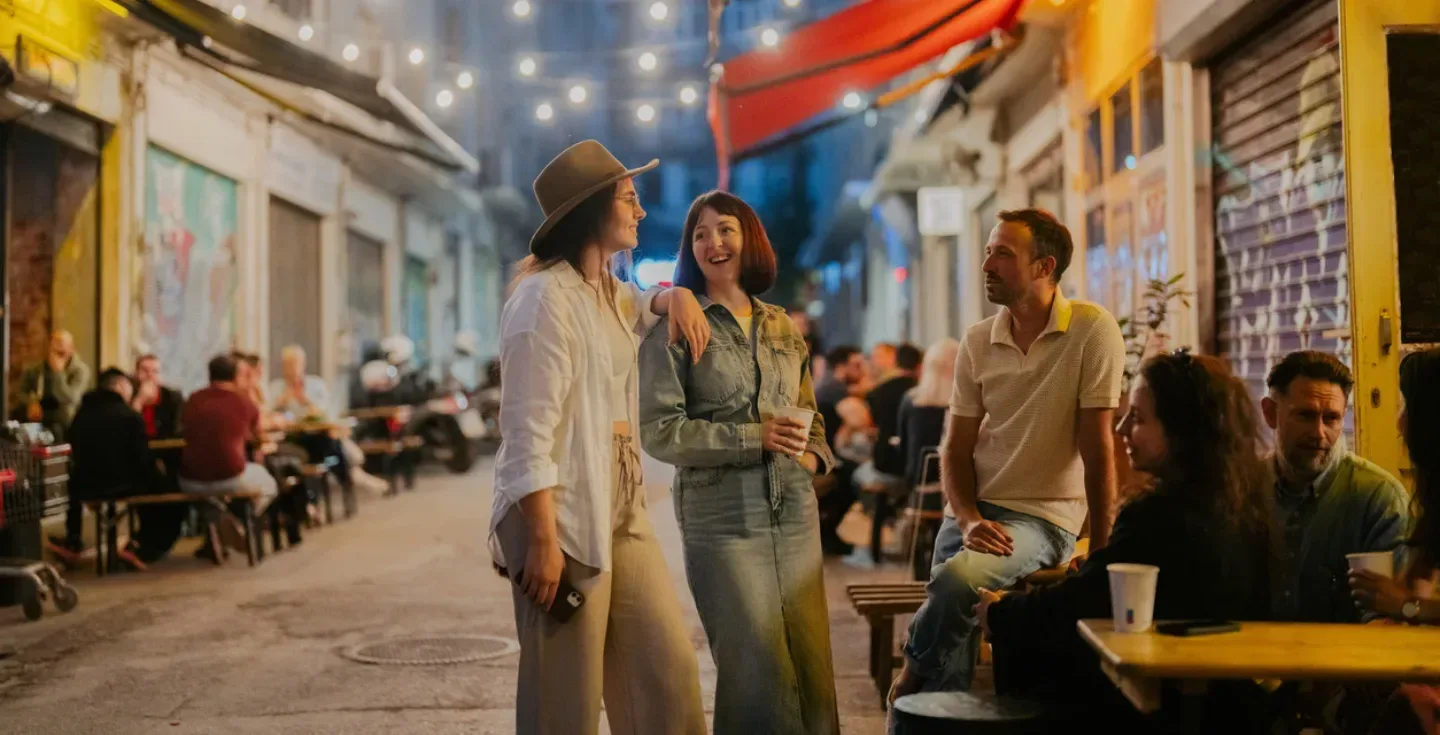 foto-de-amigos-en-un-encuentro-espontaneo-en-la-ciudad