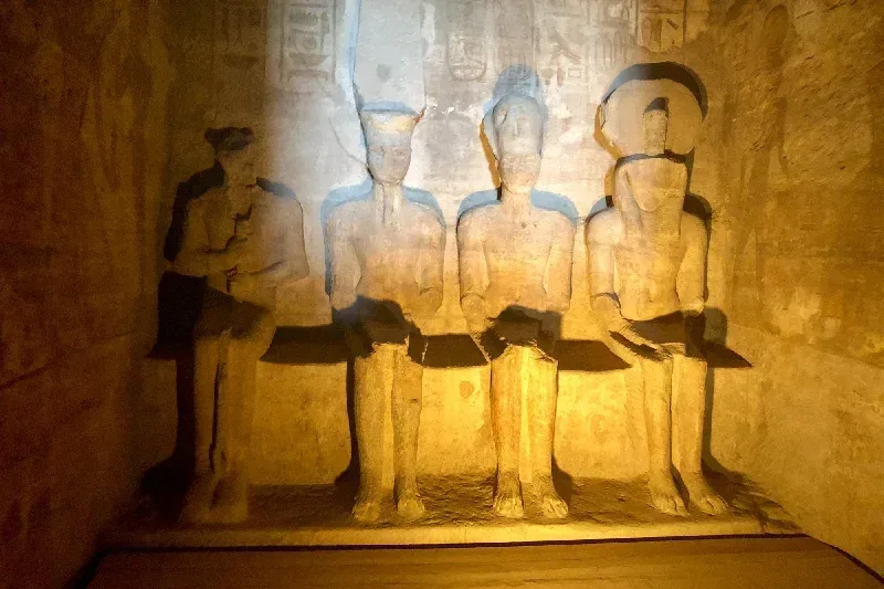 Sonnenstrahl in der zentralen Kammer von Abu Simbel während des Sonnenfestivals