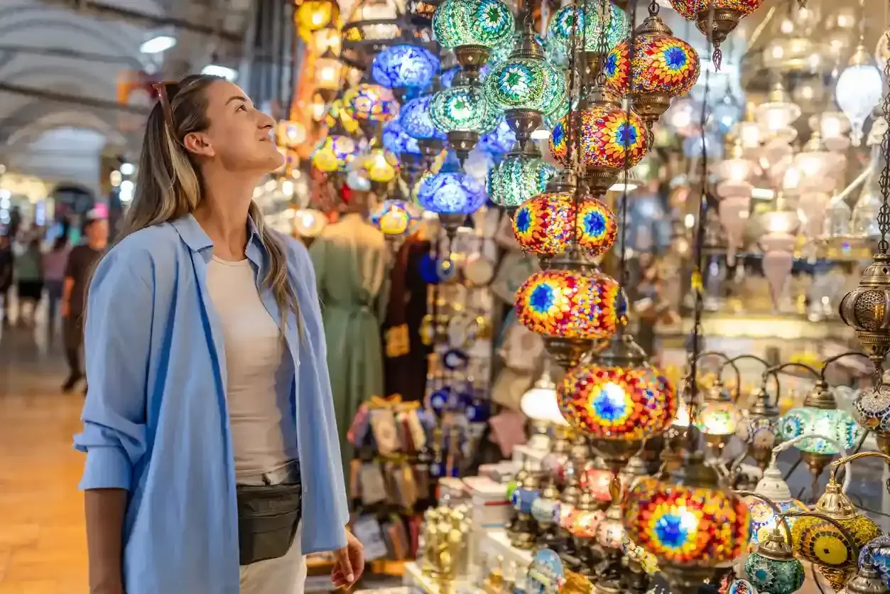 una turista al gran bazar di istanbul. Mercati di istanbul 