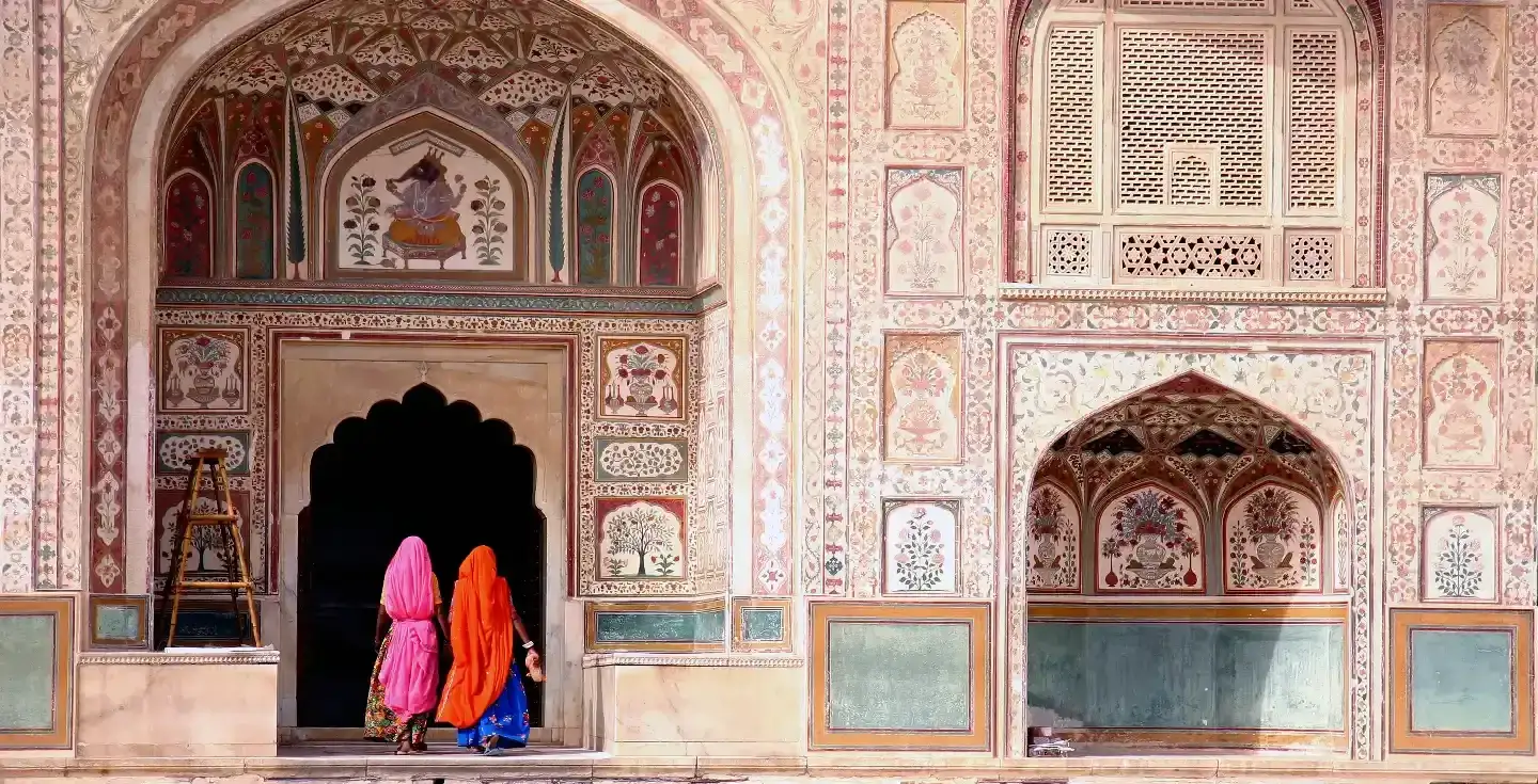 Dos mujeres paseando por el Fuerte Amber, Jaipur.