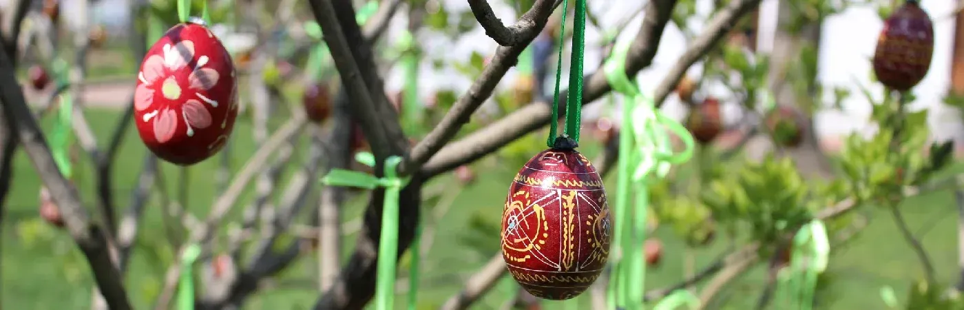 Ein Osterbaum, geschmückt mit Eiern in nationalen Mustern.