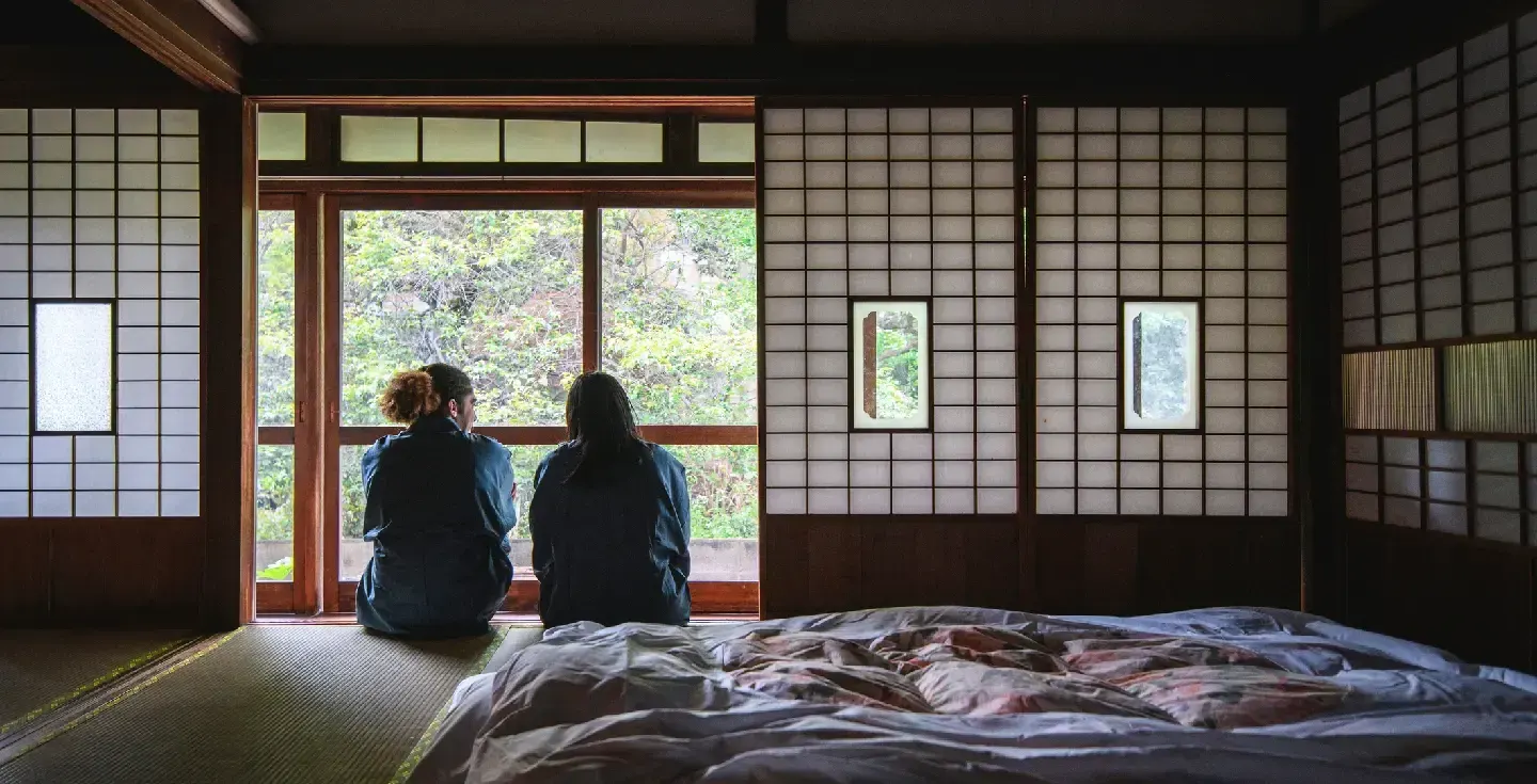 Huéspedes vestidos con yukata disfrutan de una estancia relajante en un ryokan tradicional de Tokio.