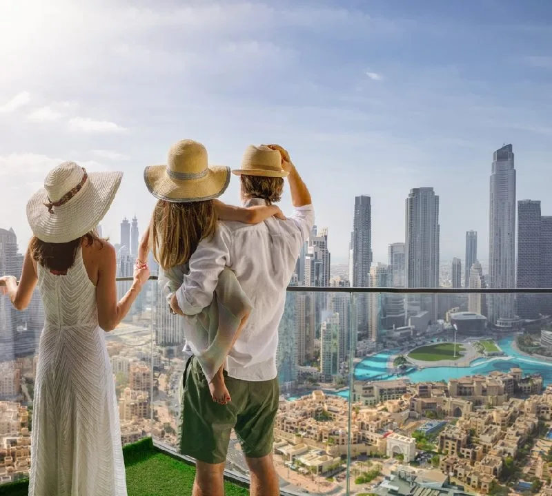 Uma família elegante em férias na cidade aprecia a vista panorâmica do horizonte de Dubai, Emirados Árabes Unidos
