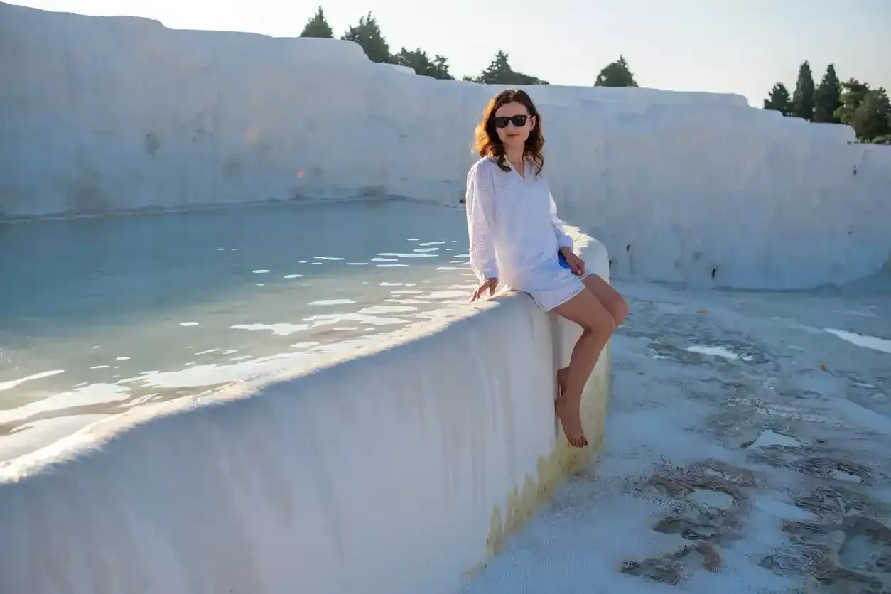 una turista nel bagno termale a pamukkale, terme di pamukkale