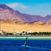 Vista de Dahab en Egipto con aguas del Mar Rojo y deportes acuáticos.